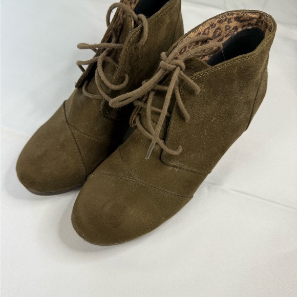 Brown Suede Ankle Boots with Lace-Up Design - Picture 1 of 7